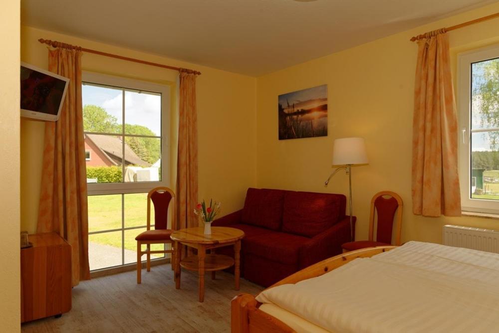 Landhotel Am Peetscher See Mirow Exterior foto