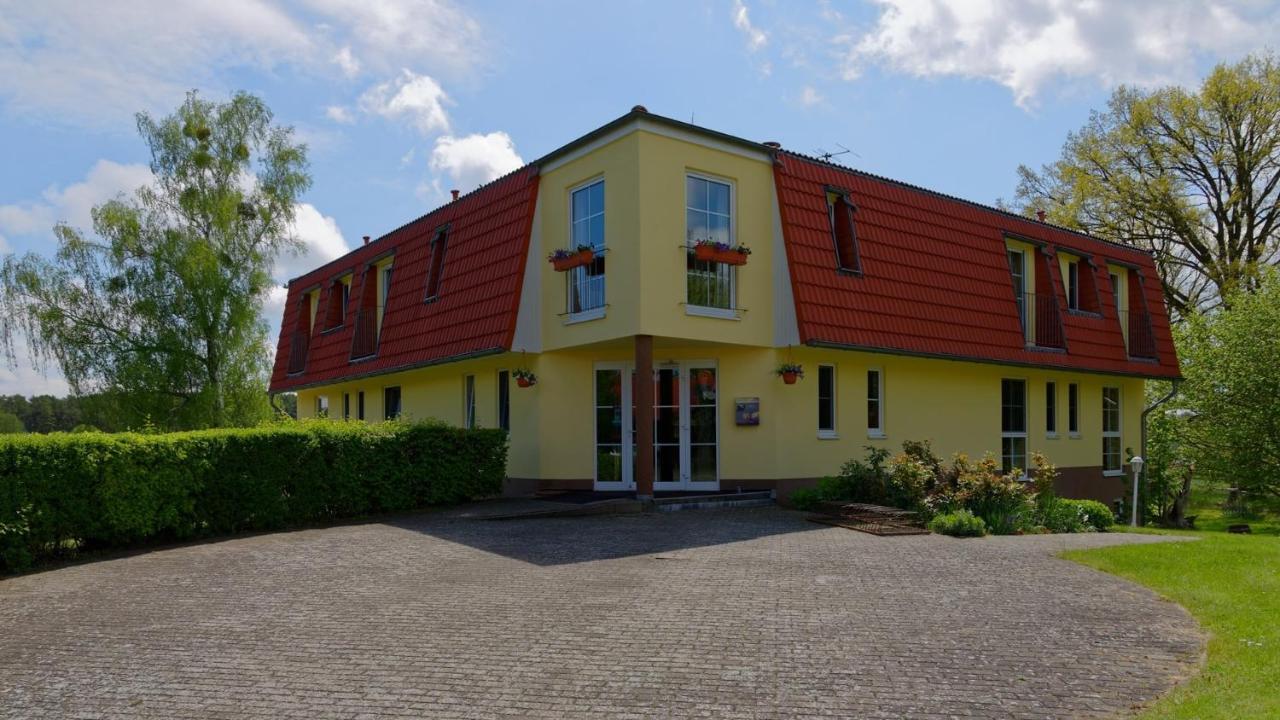 Landhotel Am Peetscher See Mirow Exterior foto
